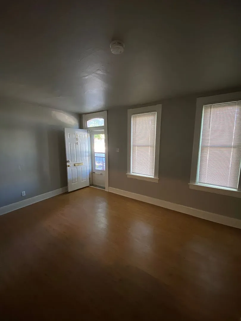 Lovely Four Bedroom House in Lancaster City with Fenced in Backyard — Photo 3