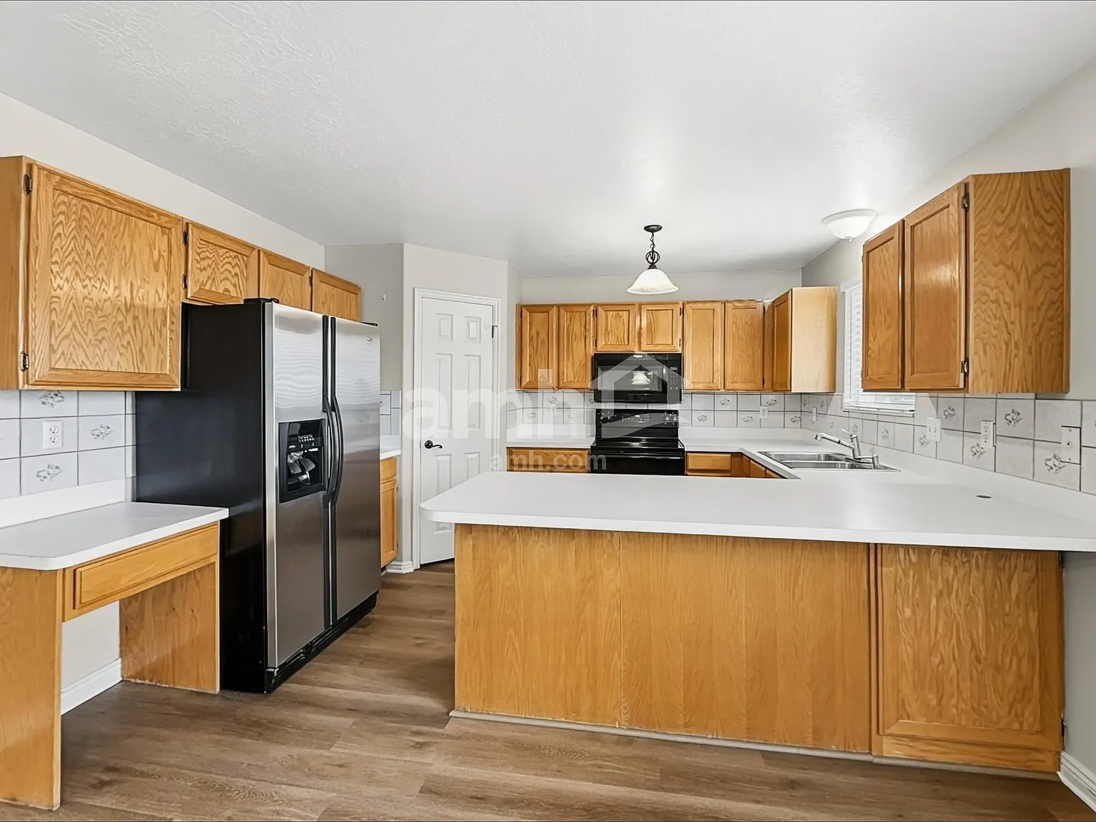 5 bed, 2.0 bath, 2456 sqft, $2,860 — Photo 3
