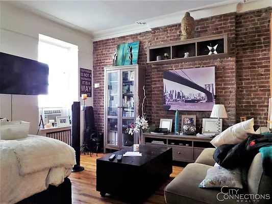 Rented by City Connections Realty | media 3