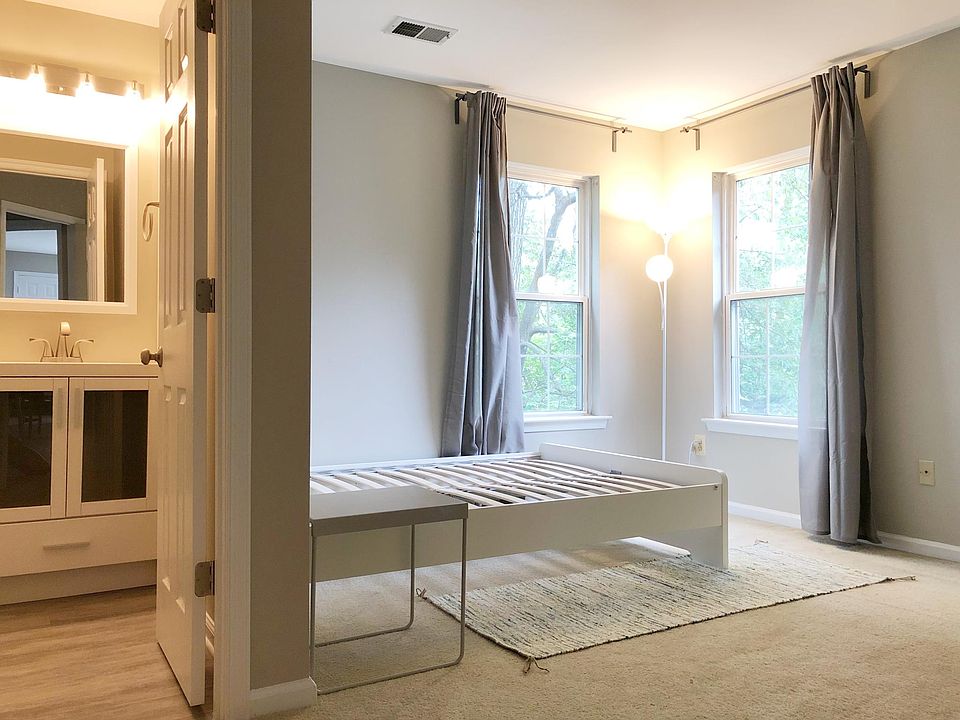 Private bedroom semi-furnished