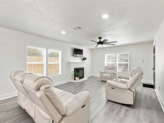 5th image of 902 Post Oak St