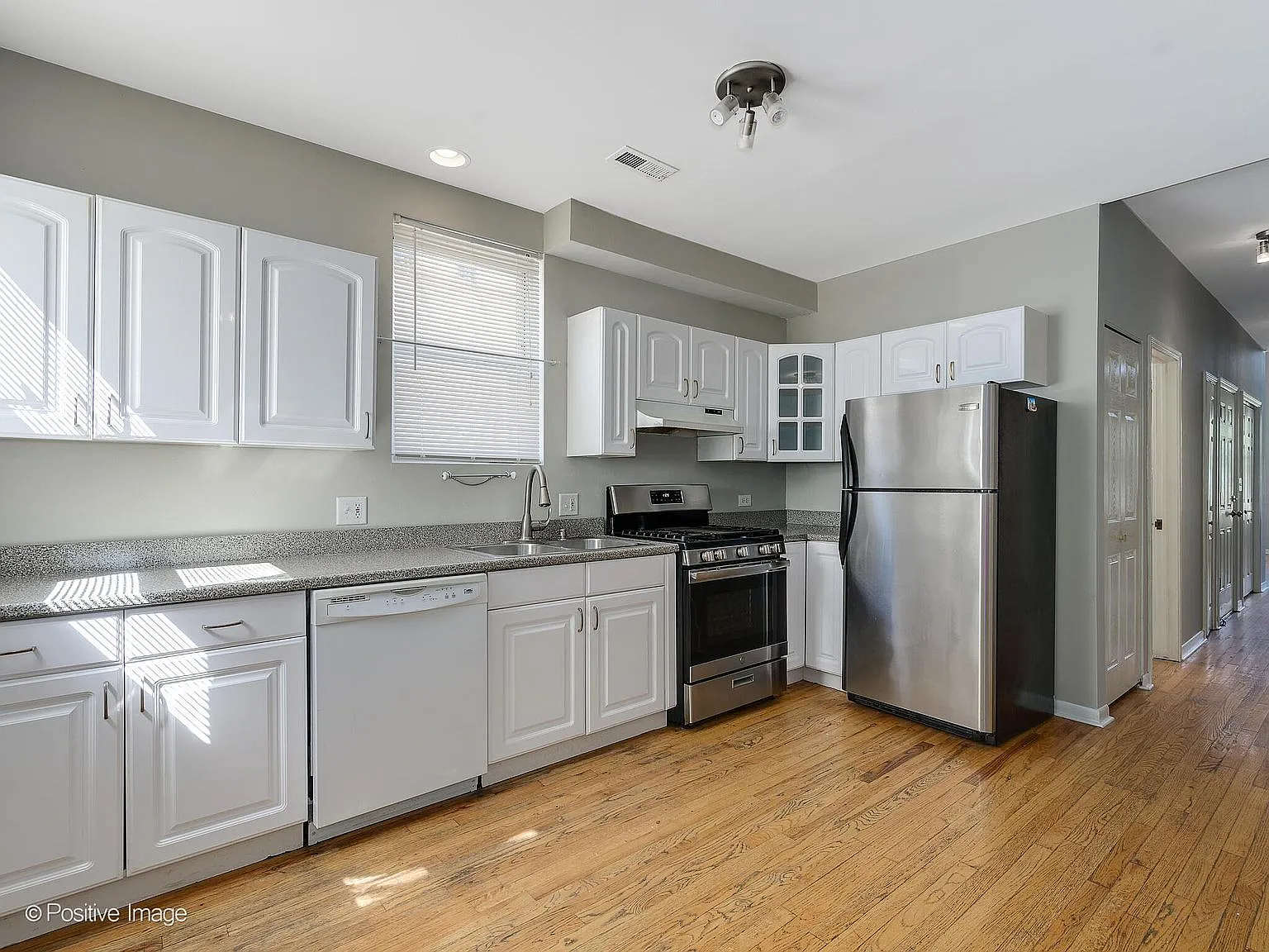 2 bed, 1.5 bath, 1600 sqft, $3,000 — Photo 4