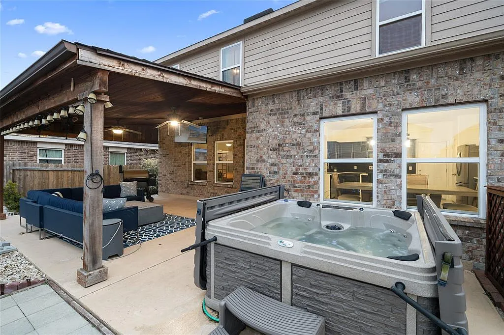 3 bed, 2.5 bath, 2047 sqft, $2,300 — Photo 3