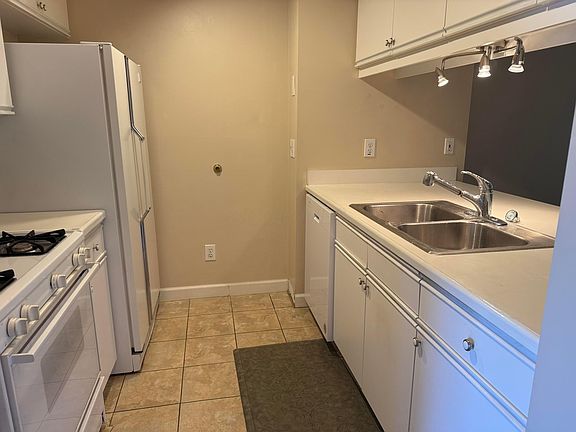 2nd image of 1917 Ridgebury Dr #110D