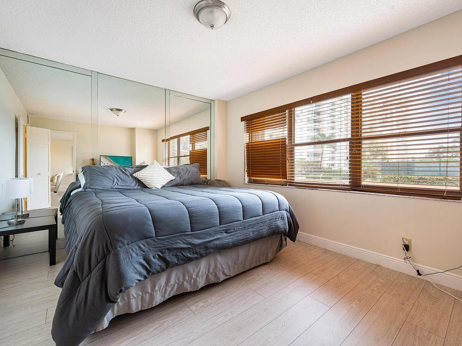 2 bed, 2.0 bath, 1700 sqft, $5,000 — Photo 4