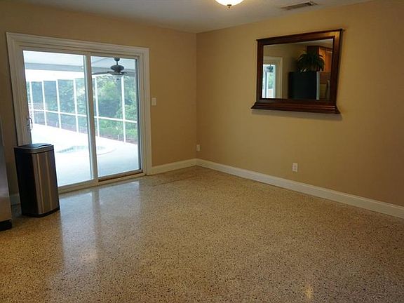 5th image of 325 White Oak Dr