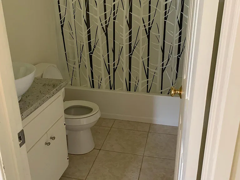Upstairs full bathroom