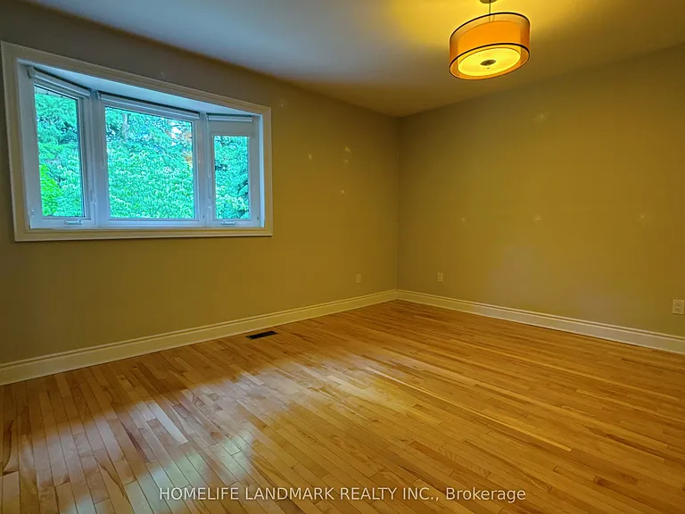 2062 Glenforest Cres — Photo 9