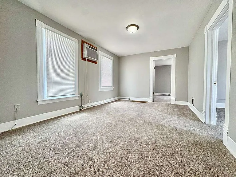 2202 Kemble Ave — Photo 2