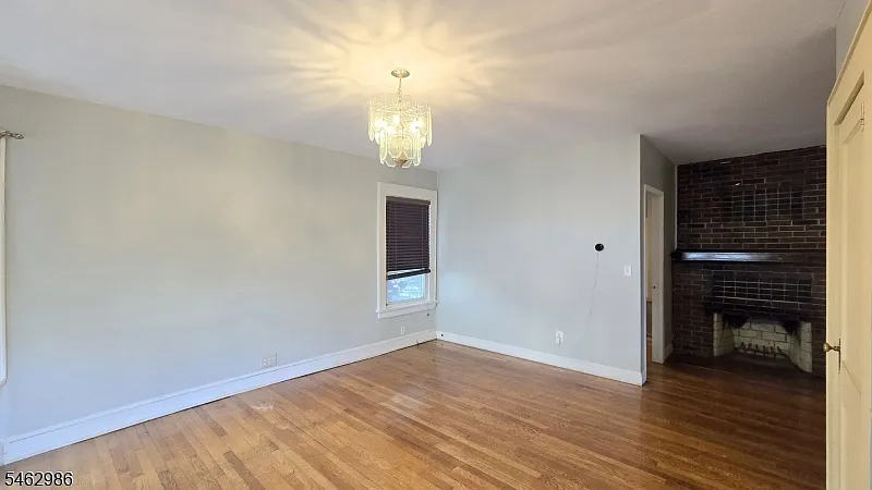 3 bed, 1.0 bath, 1300 sqft, $2,900 — Photo 4