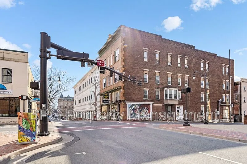 1 bed, 1.0 bath, $957 — Photo 2