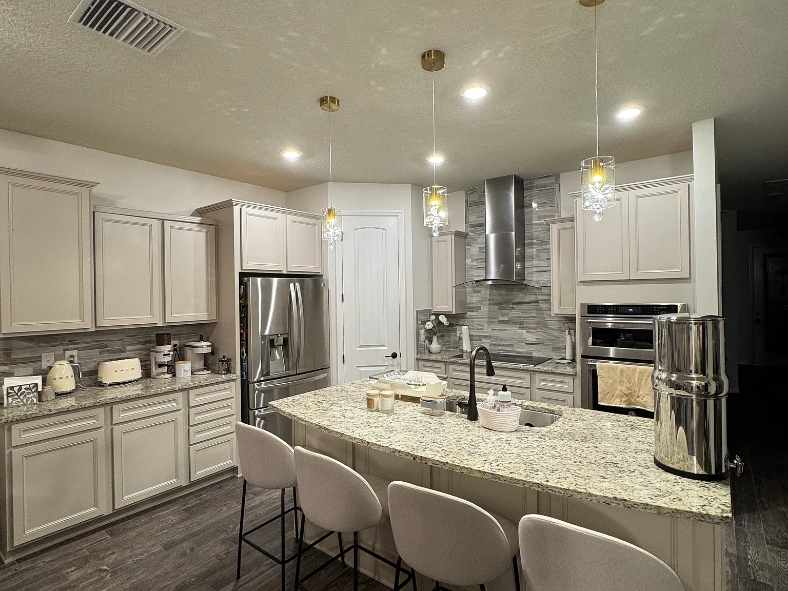 4 bed, 2011 sqft, $3,990 — Photo 2