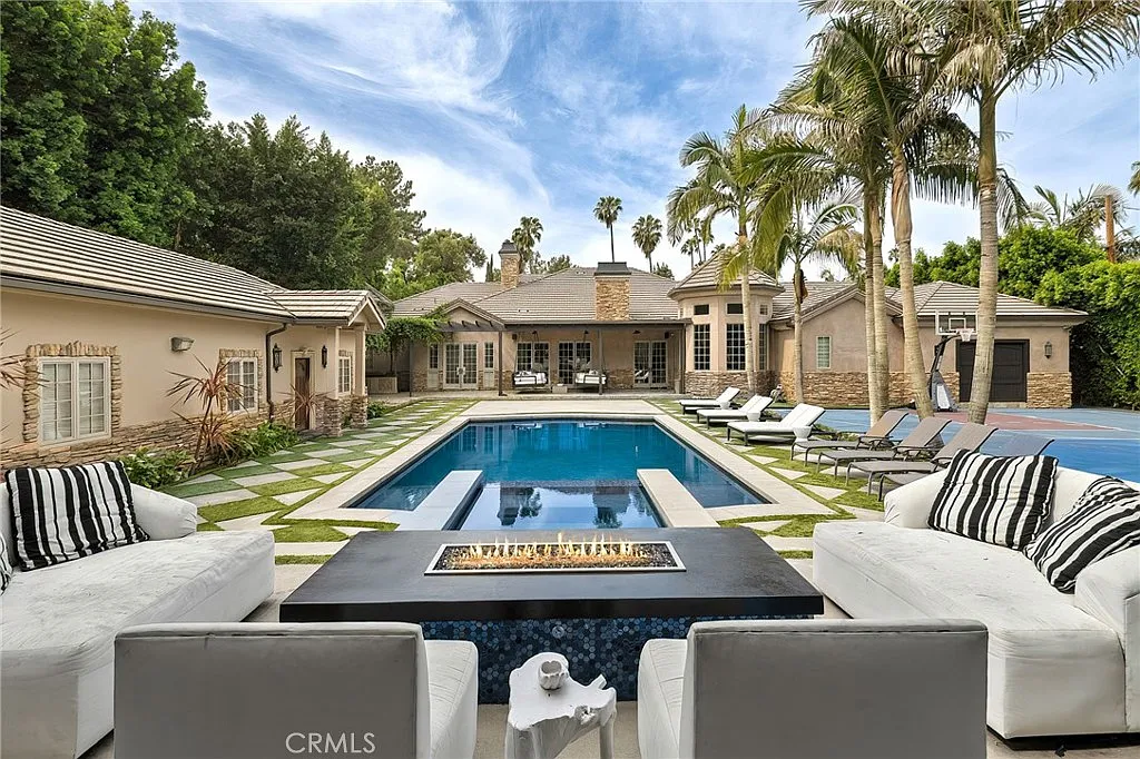 6 bed, 6900 sqft, $24,950 — Photo 1