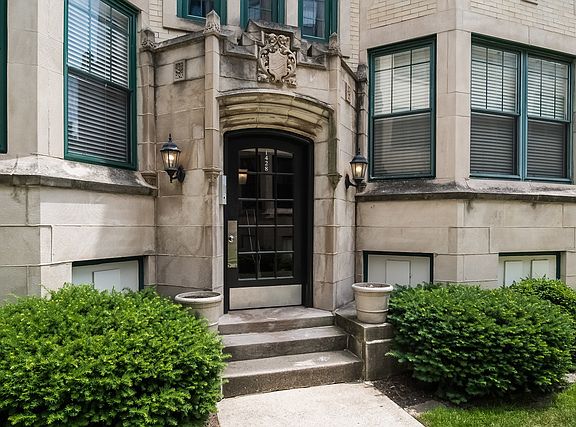 3rd image of 1428 W Lunt Ave #3S