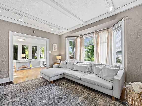 4th image of 548 Prairie Ave