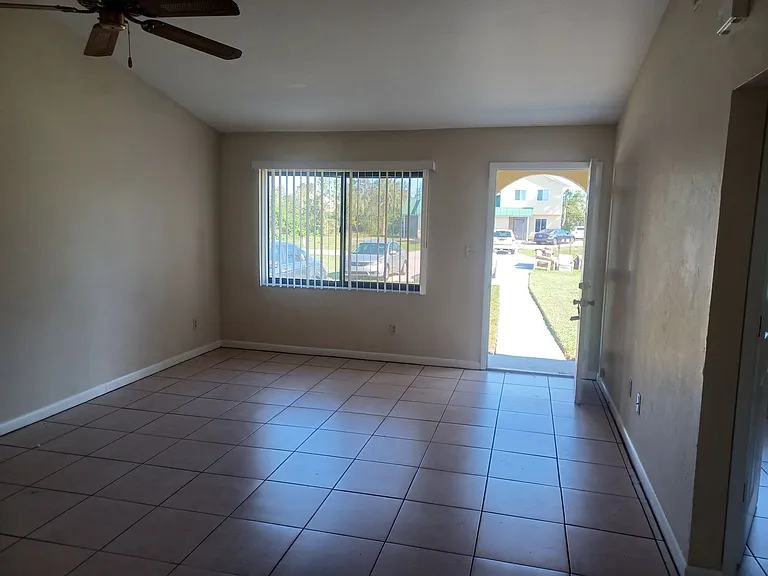 17382 W Carnegie Cir — Photo 2