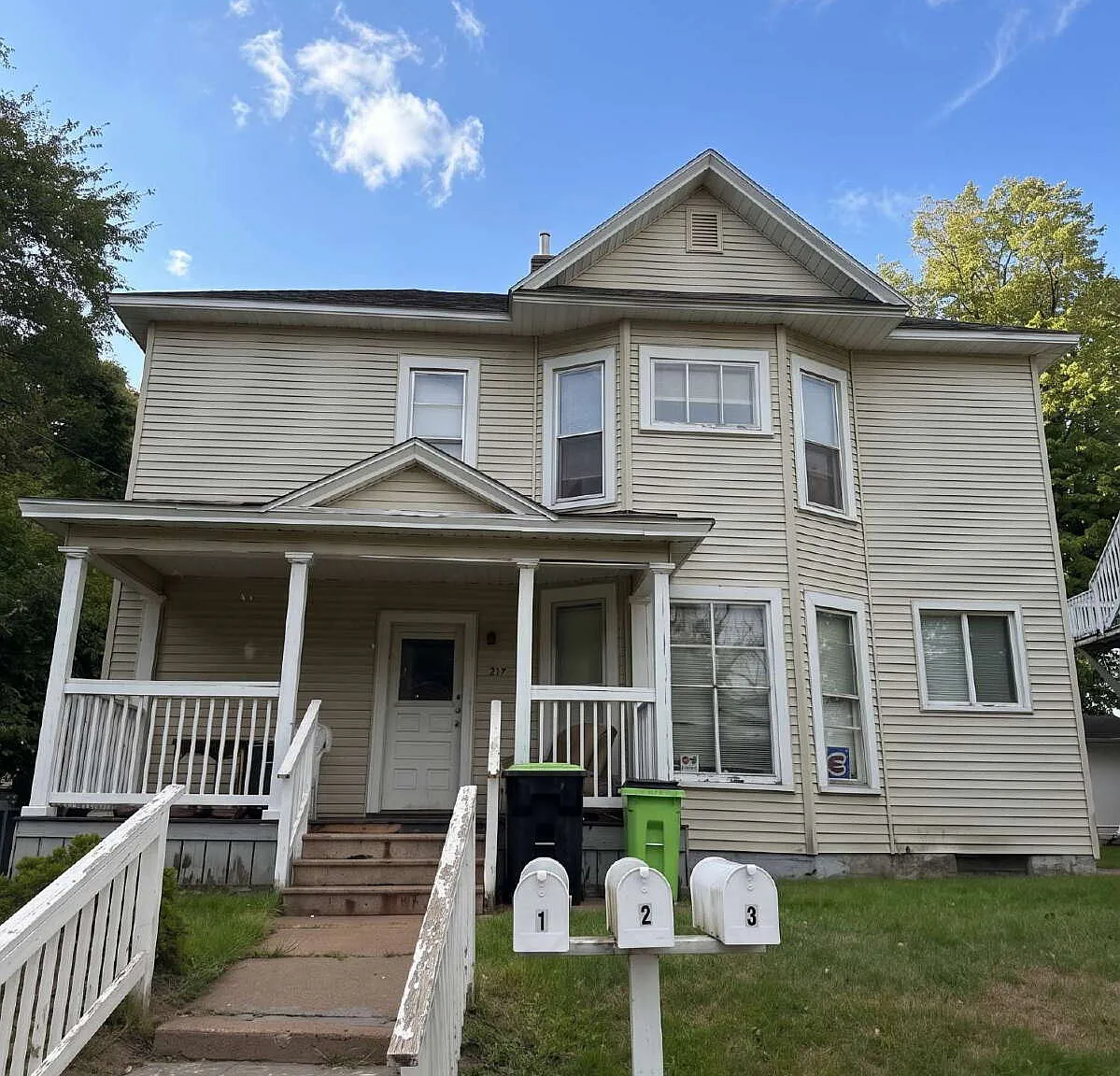 3 bed, 1.0 bath, 900 sqft, $335 — Photo 1