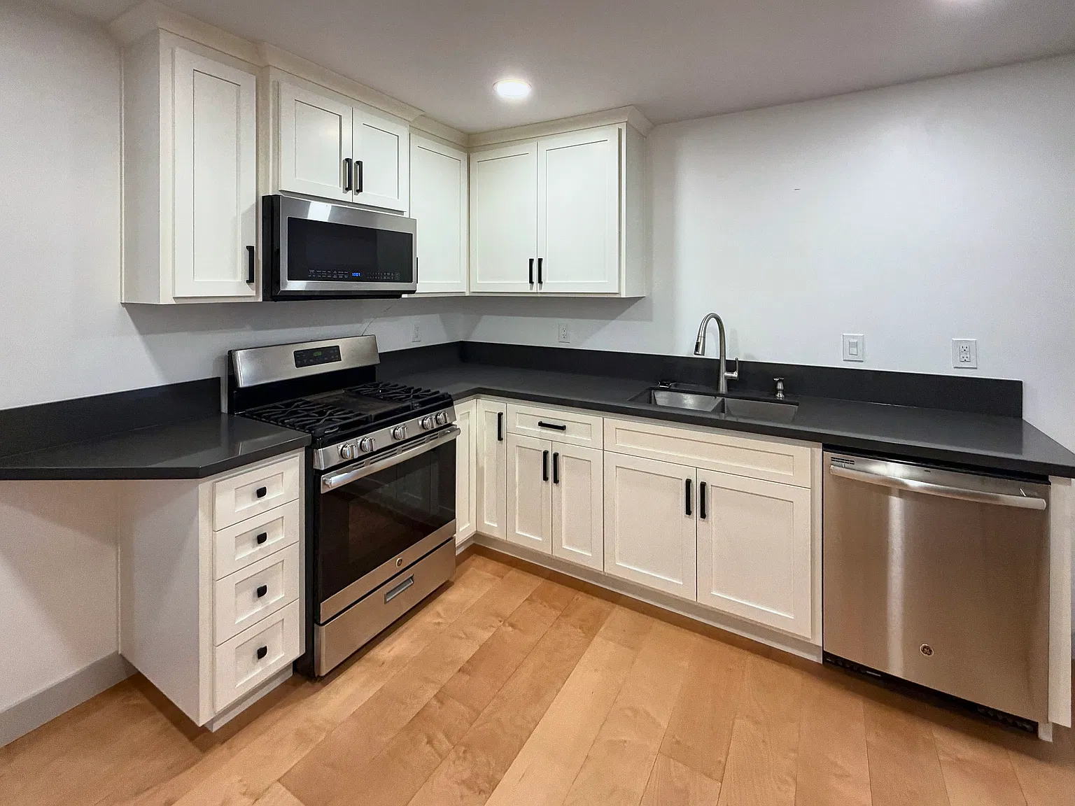 2 bed, 1000 sqft, $2,850 — Photo 2