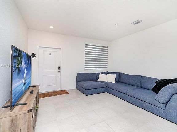 4th image of 2405 SE 10th St #2405
