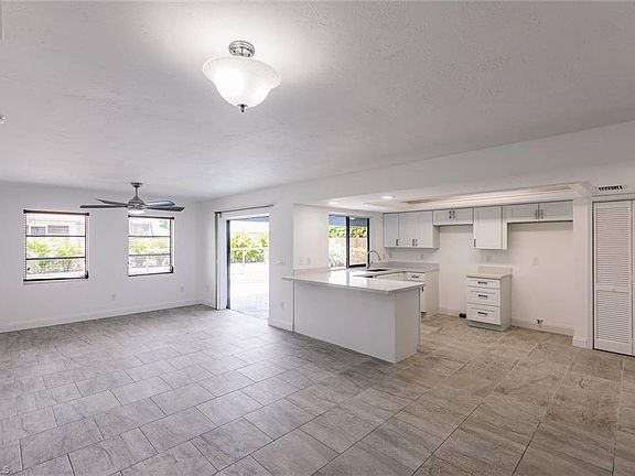 5th image of 2928 SW 2nd Ave
