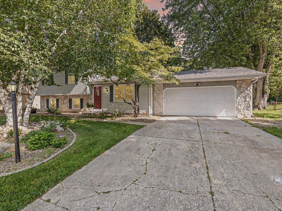 1st image of 23433 Broadwood Dr