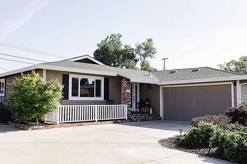 4697 Yorkshire Way Photo 1