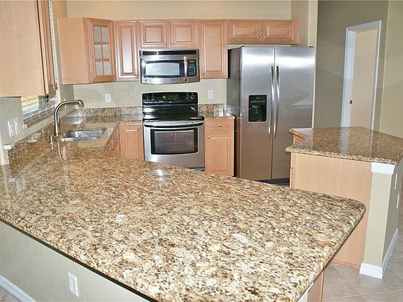 5th image of 705 SE 20th Pl