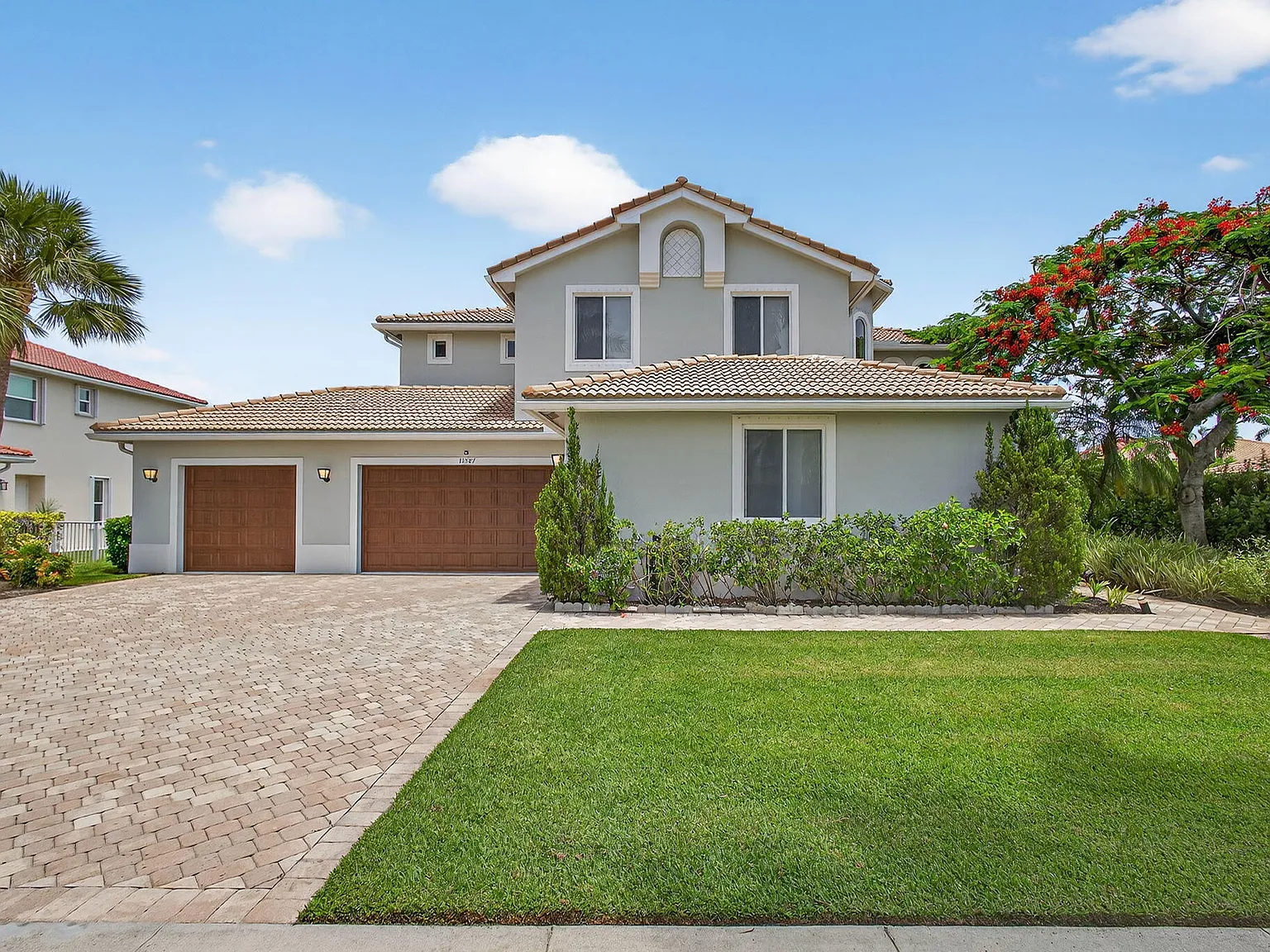4 bed, 5.0 bath, 4334 sqft, $15,000 — Photo 3