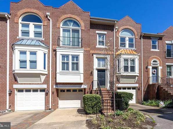 3917 Courtland Cir, Alexandria, VA 22305
