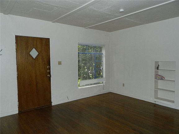 3rd image of 4005 Maplewood Ave #A