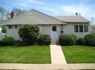 567 Rutherford Dr, Seaford, NY 11783