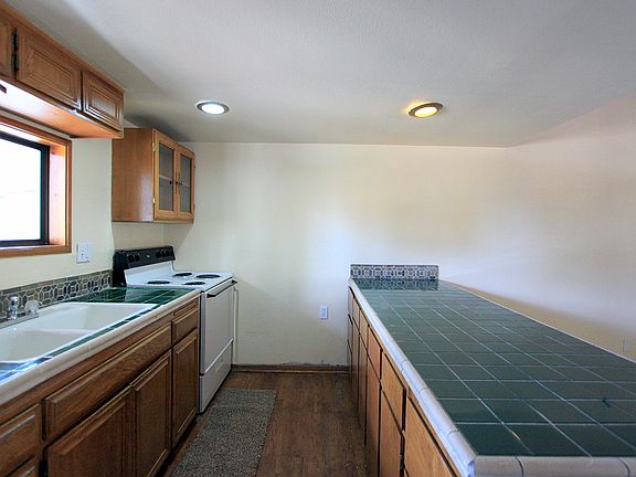 Kitchen w/ counter space