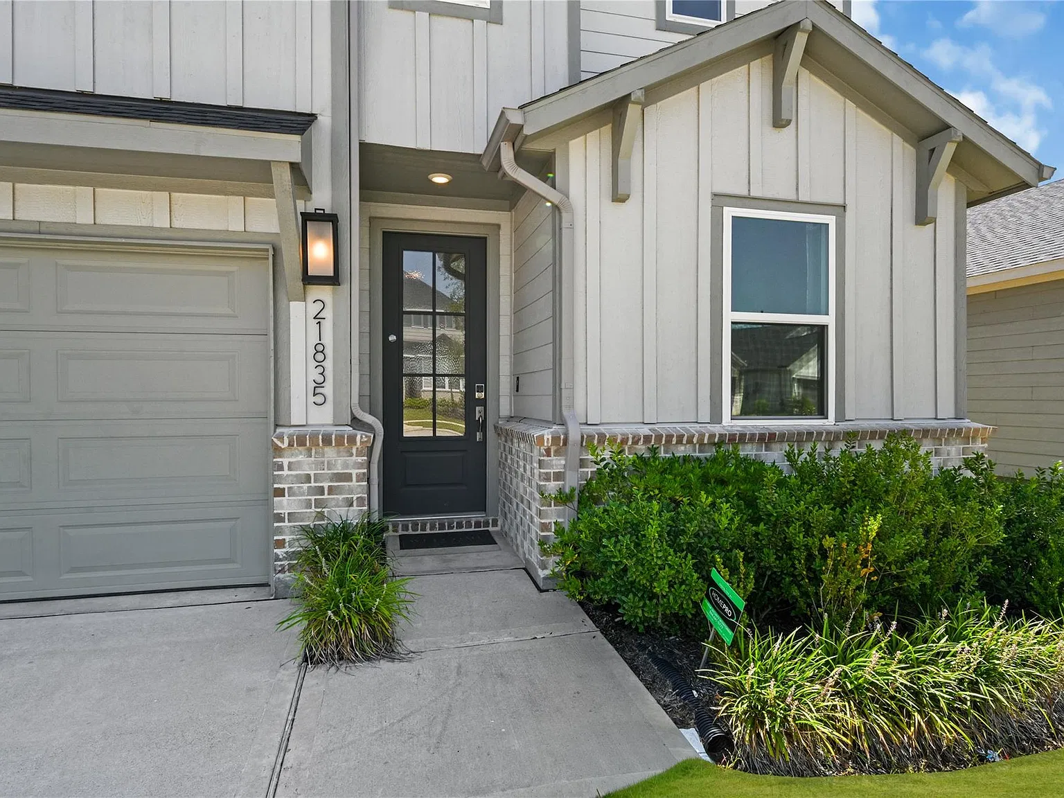 5 bed, 3.0 bath, 2393 sqft, $3,200 — Photo 3