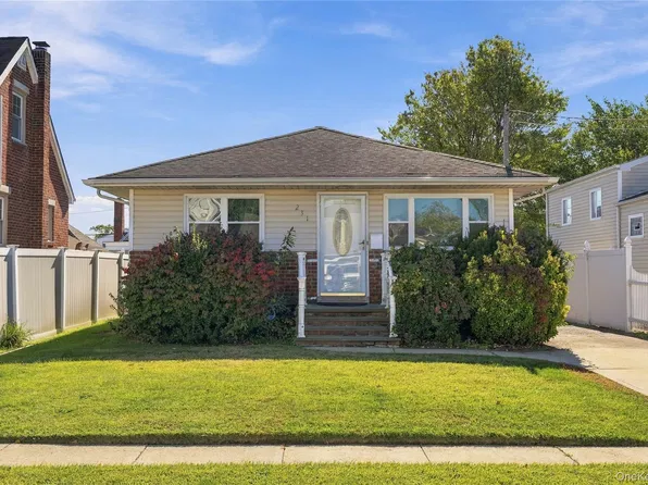 231 E Clearwater Road, Lindenhurst, NY 11757