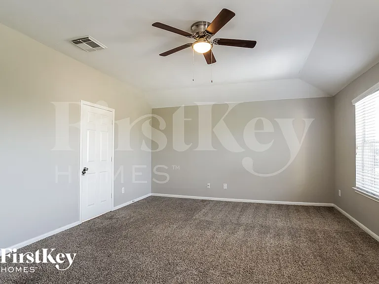 2811 Long Grove Ln — Photo 10