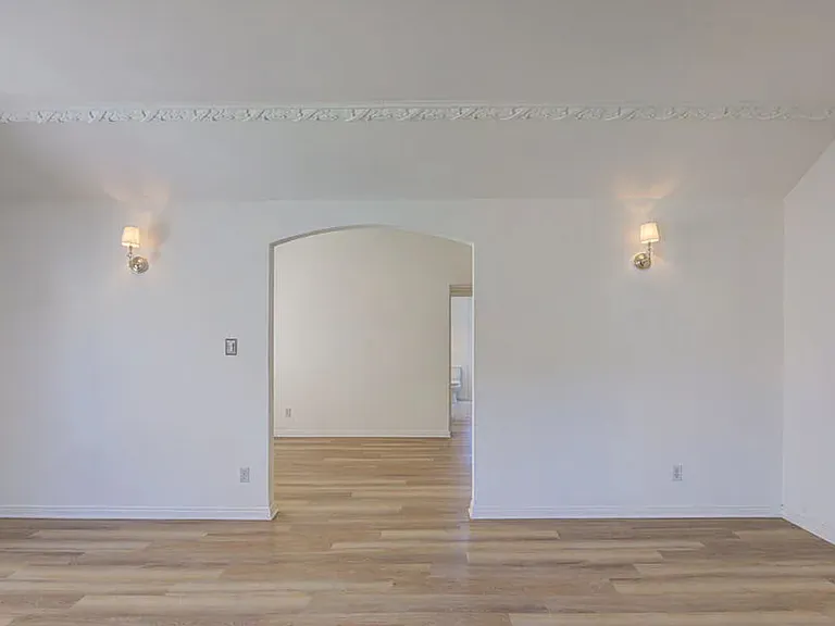 320-322 S Reeves Dr — Photo 5