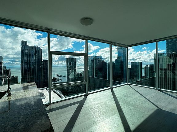 4th image of 509 N Dearborn St #428
