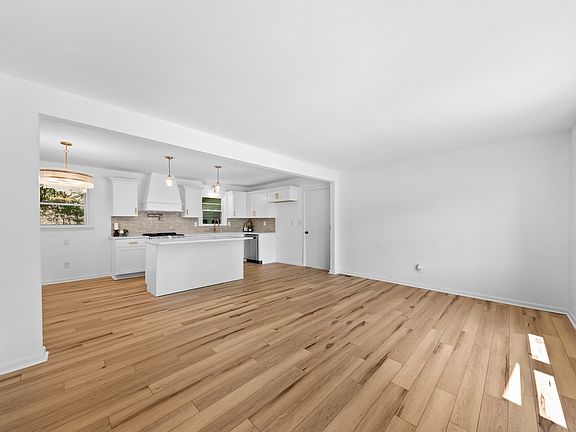 4th image of 548 Spring St