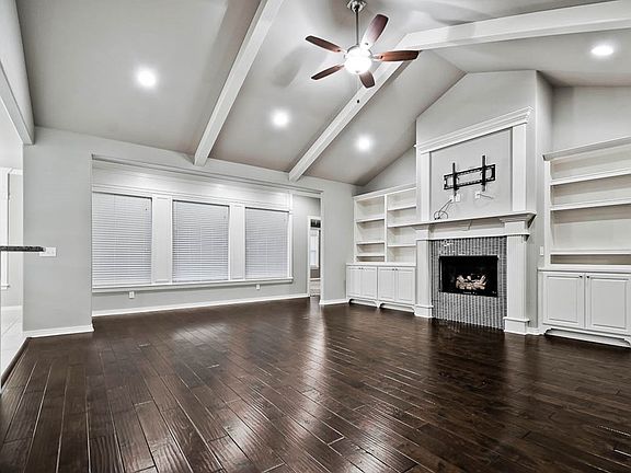 Open Concept Floor Plan w/Soaring Ceilings & Expos