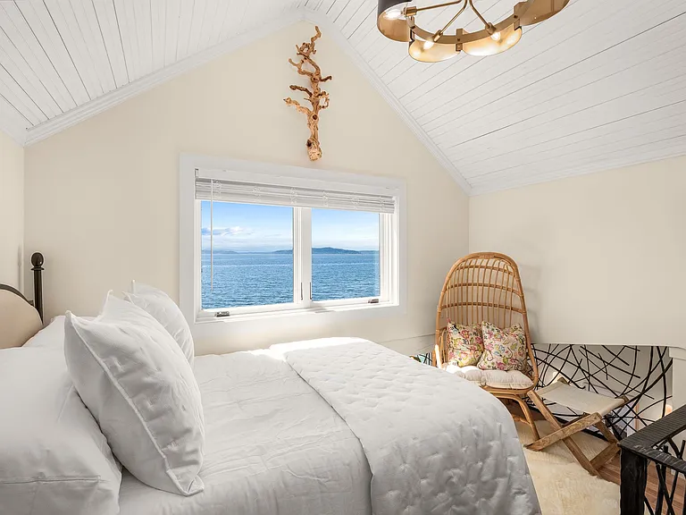 4701 Beach Dr SW — Photo 29