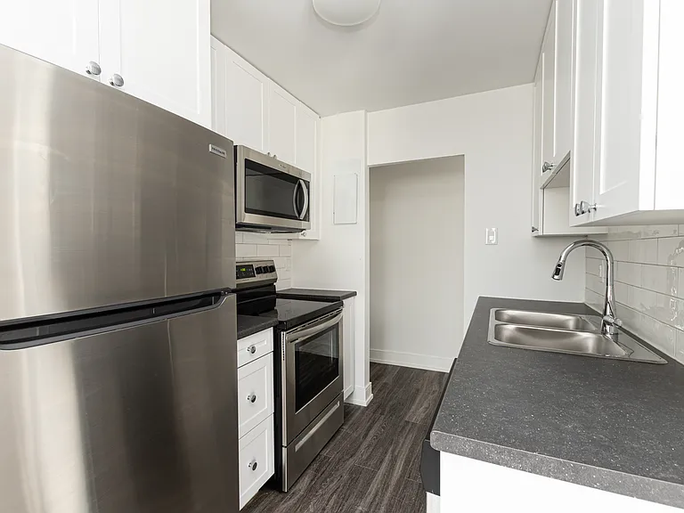 135 Connaught Ave — Photo 3