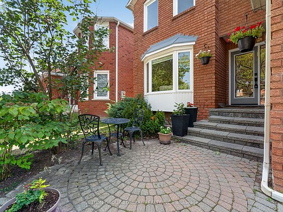 3rd image of 99 Dundurn Cres