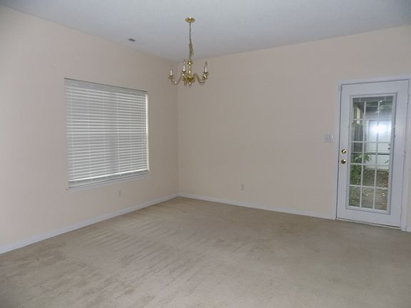 4th image of 842 Worcester Way