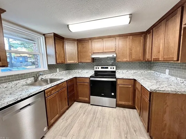 6505 Harvey Ct — Photo 2
