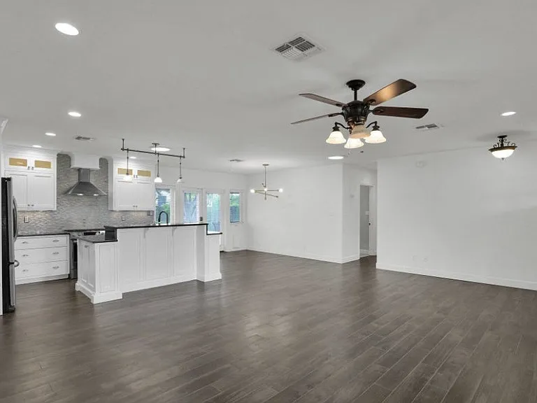 3229 E Clarendon Ave — Photo 5