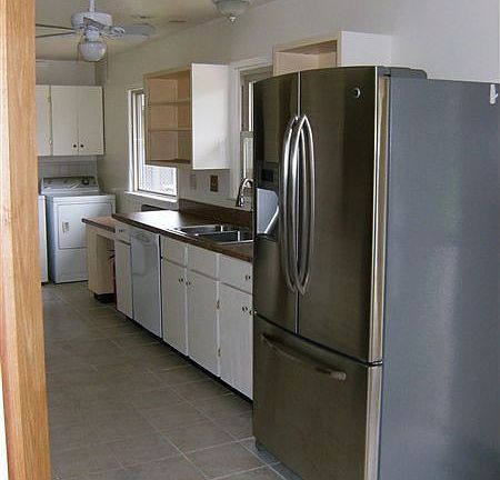 1238 Seville, kitchen