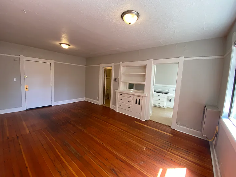 2345 NE Sandy Blvd #33 — Photo 4
