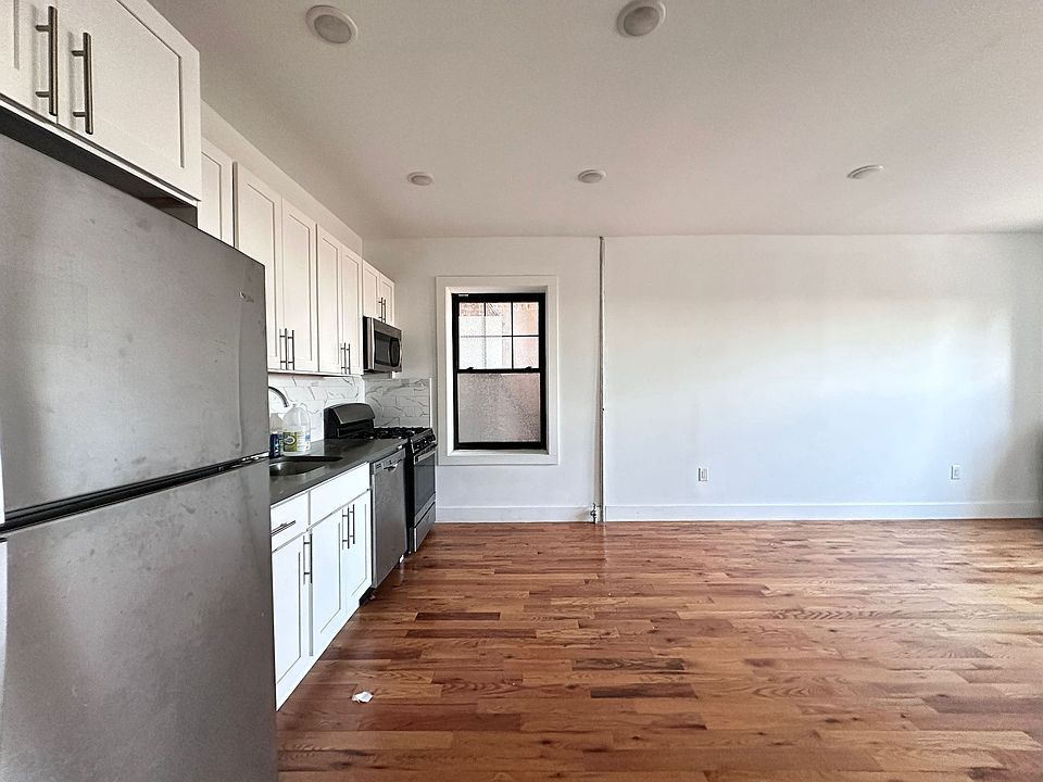 1st image of 487 Garfield Ave #8