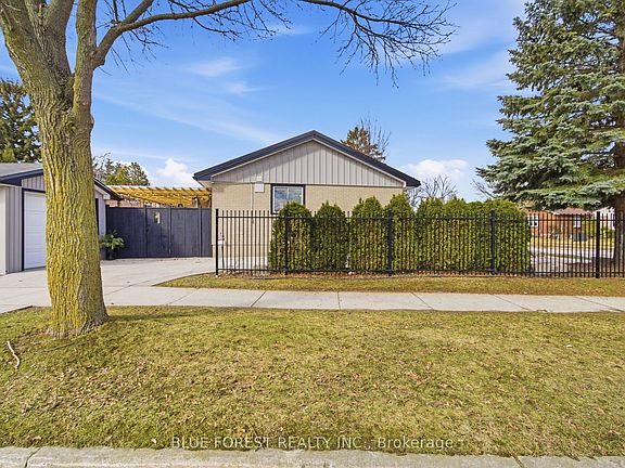 2nd image of 1975 Royal Cres