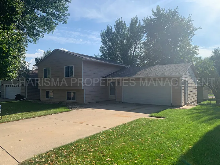 Spacious 3 Bd 2 Ba House On Southeast Side Of Sioux Falls — Photo 2